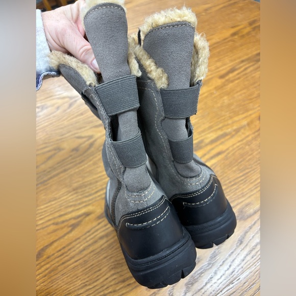 CLARKS Womens Size 8.5 M Grey Suede Leather Faux Fur Trim Snow Winter Boots - Picture 4 of 10